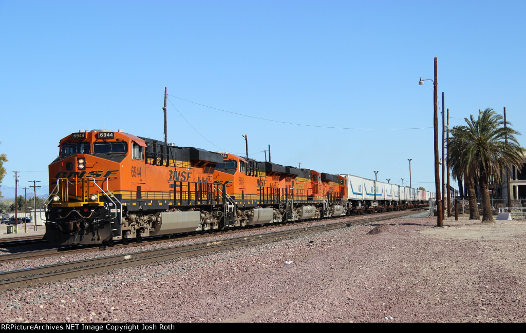 BNSF 6944, BNSF 6854, BNSF 7707 & BNSF 7077